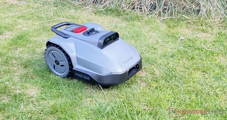 El cortacésped robótico TerraMow Mini 500 en acción