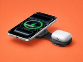 El nuevo cargador 2 en 1 MagFlow de Ugreen se pliega hasta alcanzar el tamaño de la palma de la mano.