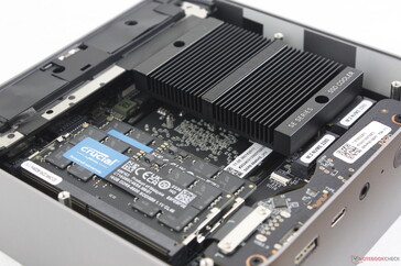 El SER8 se suministra con un disipador térmico mucho más grande que antes para cubrir simultáneamente las dos ranuras SSD