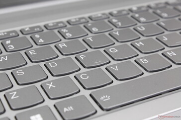 Respuesta más suave de las teclas en comparación con portátiles de oficina emblemáticos como el ThinkPad o el HP EliteBook