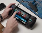 Asus ROG Ally X ejecutando Bazzite, con títulos de juegos visibles en pantalla y dispositivos USB conectados. (Fuente de la imagen: Dawid Does Tech Stuff)