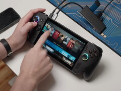 Asus ROG Ally X ejecutando Bazzite, con títulos de juegos visibles en pantalla y dispositivos USB conectados. (Fuente de la imagen: Dawid Does Tech Stuff)