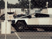 La suspensión neumática del Cybertruck puede ayudarle a ganar distancia al suelo, pero el recorrido de la suspensión y la articulación siguen siendo un misterio. (Fuente de la imagen: Adan Guajardo en X - editado)