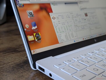 Sin cristal de borde a borde ni pantalla táctil para mantener el peso bajo