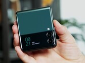 La pantalla de cobertura del Galaxy Z Flip debería superar por fin las 2 pulgadas con su cuarto modelo. (Fuente de la imagen: CNET)