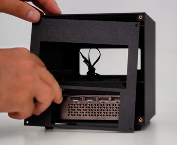 Vista trasera del ITG Cube mostrando los puertos mini PC, la conexión OCuLink y las salidas de la tarjeta gráfica RTX 4060