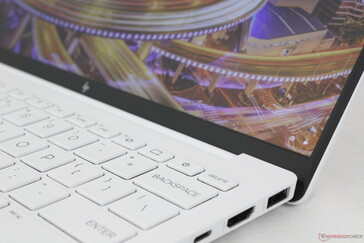 Tapa abierta hasta un ángulo máximo de sólo ~130 grados