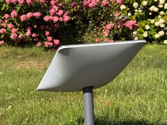 Una antena parabólica estándar Starlink sobre el césped. (Fuente de la imagen: Rose/X)
