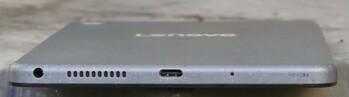 lado inferior de la carcasa (toma de 3,5 mm, altavoz, puerto USB, micrófono)