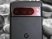 Se han filtrado imágenes prácticas en directo del Google Pixel 8 Pro antes de su lanzamiento el 4 de octubre. (Fuente de la imagen: Facebook - editado)