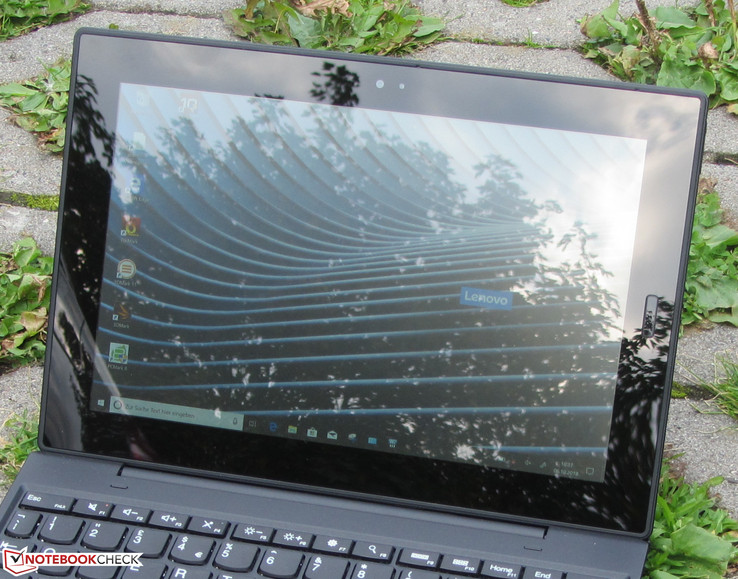 Lenovo Tablet 10 en exteriores (foto tomada bajo cielos parcialmente nublados)