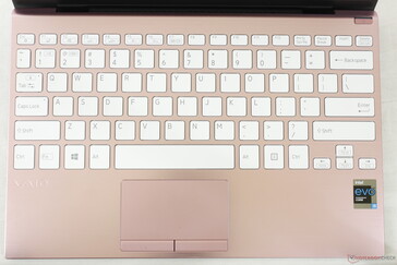 Disposición estándar del teclado. La fuente de cada tecla puede ser difícil de ver cuando la luz de fondo blanca está activa