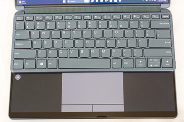 Si el teclado se coloca a lo largo del borde superior, aparecerán automáticamente el teclado virtual y las teclas del ratón