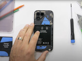 El Fairphone 5 es fácil de desmontar. Las piezas de repuesto también son asequibles. (Fuente de la imagen: JerryRigEverything)