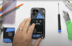 El Fairphone 5 es fácil de desmontar. Las piezas de repuesto también son asequibles. (Fuente de la imagen: JerryRigEverything)
