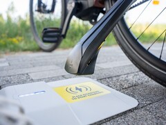 El cargador inalámbrico para bicicletas eléctricas Compact Tiler de Tiler (en la imagen) se expuso en Eurobike 2025. (Fuente de la imagen: Tiler)