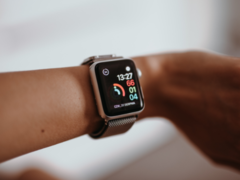 La FDA ha aprobado a Rune Labs para recoger los datos de los síntomas de Parkison a través de un Apple Watch. (Fuente de la imagen: Sabina vía Unsplash)