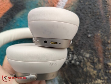 Izquierda: toma de audio y y USB-C