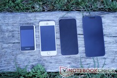 El T1 Mini (izquierda) comparado con (en orden) el iPhone 5/iPhone SE (1ª Gen), el iPhone 13 Mini y el iPhone 13.