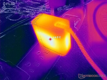 El adaptador de CA alcanza más de 44 C cuando funciona con cargas exigentes