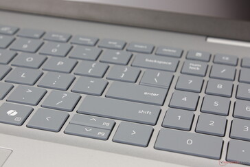 El nuevo teclado numérico aprovecha el espacio desaprovechado en el Inspiron 16 Plus 7640 del año pasado