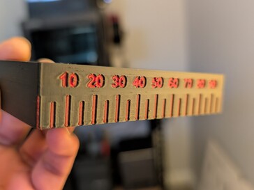 Miniherramienta cuadrada en PLA negro y rojo.