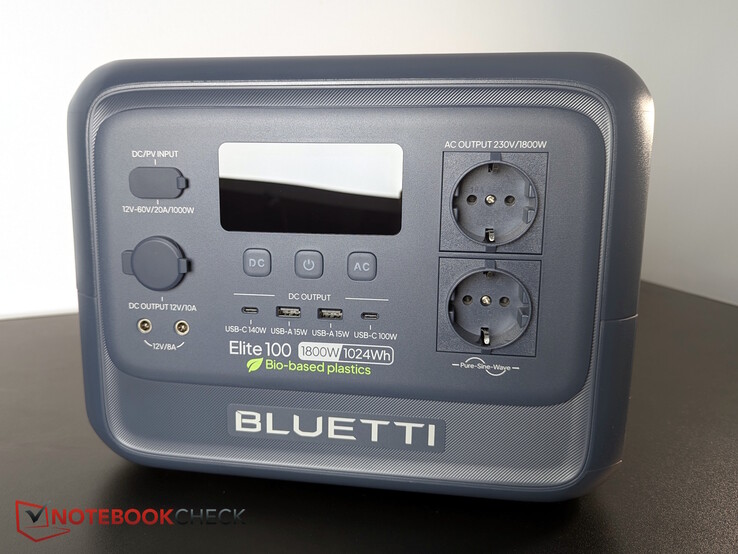 Casi todos los puertos están situados en la parte frontal. Sin cubiertas protectoras.