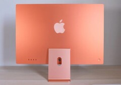 Después de que salieran a la luz informes sobre iMacs torcidos, Macrumors observó que su unidad de revisión también presentaba el fallo. (Imagen: Macrumors)