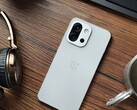 El OnePlus 13T solo lleva dos cámaras traseras, pero eso podría cambiar en el 15T. (Fuente de la imagen: Flying Bun en Weibo)