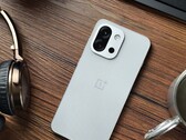 El OnePlus 13T solo lleva dos cámaras traseras, pero eso podría cambiar en el 15T. (Fuente de la imagen: Flying Bun en Weibo)