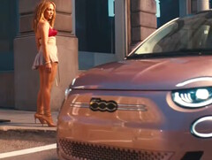 FIAT desvela la segunda entrega del Fiat 500e EV en colaboración con JLo. (Fuente: FIAT USA en YouTube)