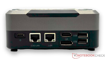 Parte trasera: conexión a la red (19 V; 5 A), LAN (2,5G), LAN (1,0G), HDMI 2.1, DP1.4 (4K@144Hz), 2x USB 2.0