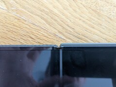 No es sólo el ángulo, hay una buena cantidad de plástico extra en la carcasa de Google