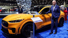 El presidente Biden junto a un Ford Mustang Mach-E (imagen: Reuters)