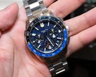 Reloj Casio Oceanus OCW-P3000 azul visto de frente, en el que destacan su detallada esfera y su bisel de cerámica bicolor.