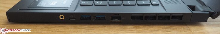 Lado derecho: Puerto de audio de 3.5 mm, USB-C 3.1 Gen2, 2x USB-A 3.1 Gen2, RJ45-LAN