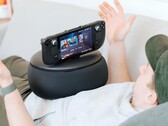 La almohada para videojuegos Mechanism está diseñada para que jugar con consolas portátiles resulte más cómodo y para ayudar a prevenir el entumecimiento de brazos y manos.