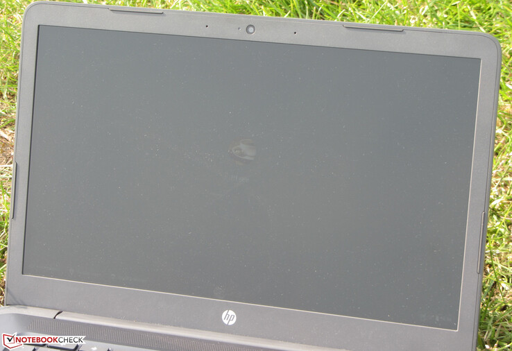 Uso del HP Chromebook 14 G5 en el exterior a la luz del sol.