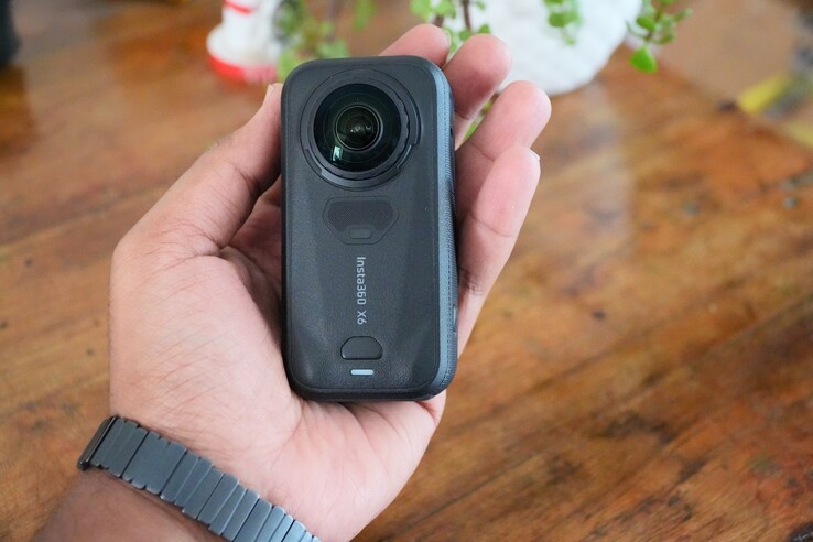 La Insta360 X6 presenta un diseño compacto