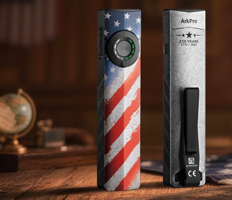 La linterna Olight ArkPro Stars & Stripes Edition cuenta con un interruptor accionable con el pulgar y un selector de tres posiciones en la parte delantera, así como con un clip metálico para el bolsillo en la parte trasera.