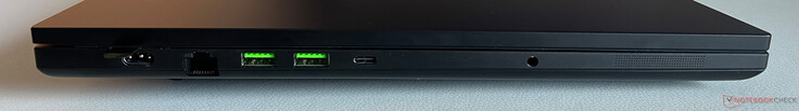 Izquierda: Cargador, Ethernet a 2,5 GB/s, 2 puertos USB-A 3.2 Gen.2 (10 Gbit/s), USB-C 4.0 con Thunderbolt 4 (40 GBit/s, DisplayPort 2.1 a través de la iGPU, Power Delivery 3.0), conector de audio de 3,5 mm