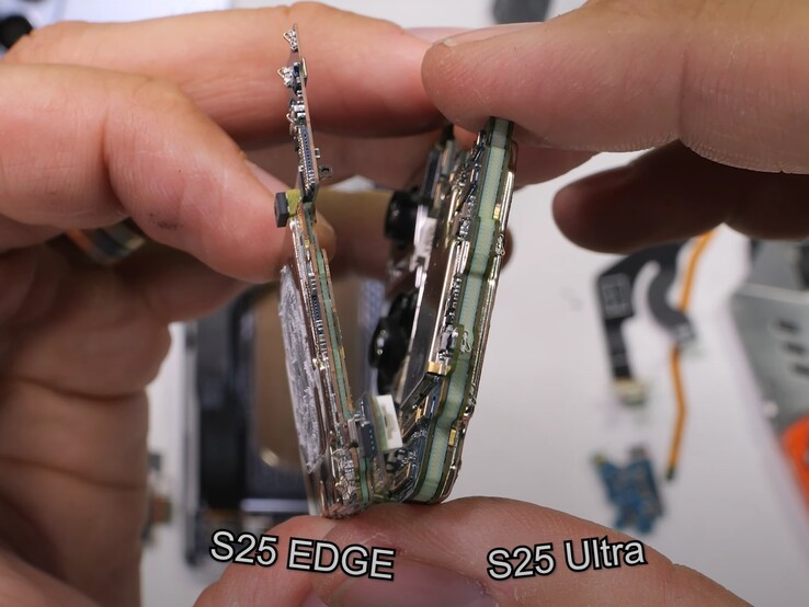 La placa base del Galaxy S25 Edge es significativamente más delgada que la del Galaxy S25 Ultra. (Fuente de la imagen: JerryRigEverything)