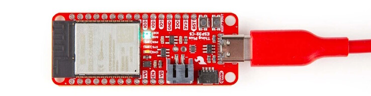 Dispone de un LED RGB direccionable