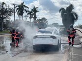 Los vehículos eléctricos en llamas, como el Tesla Model X que se ve en esta imagen, pueden ser difíciles de extinguir (Imagen: Jimmy Patronis)