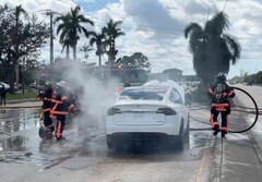 Los vehículos eléctricos en llamas, como el Tesla Model X que se ve en esta imagen, pueden ser difíciles de extinguir (Imagen: Jimmy Patronis)