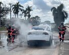 Los vehículos eléctricos en llamas, como el Tesla Model X que se ve en esta imagen, pueden ser difíciles de extinguir (Imagen: Jimmy Patronis)