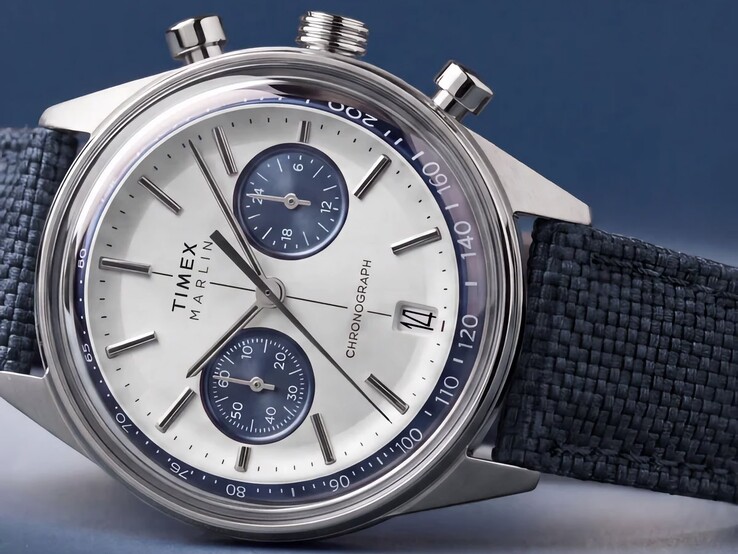 Timex Marlin Jet Chronograph fotografiado sobre un fondo oscuro, mostrando su cristal abombado, bisel taquimétrico, esfera cóncava, subesferas del cronógrafo y diseño retrofuturista de la caja.