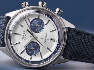 El cronógrafo Timex Marlin Jet, fotografiado sobre un fondo oscuro, muestra su cristal abombado, el bisel taquimétrico, la esfera cóncava, las subesferas del cronógrafo y el diseño retrofuturista de la caja.