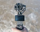 Un primer plano de la DJI Osmo Pocket 4P con sus dos objetivos de cámara.