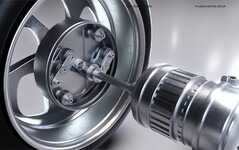 El eje de transmisión de la rueda Uni se conecta a un engranaje de transmisión que acciona engranajes pinioin, que a su vez están conectados a una corona dentada exterior para accionar la rueda. (Fuente de la imagen: Hyundai Motor Group)